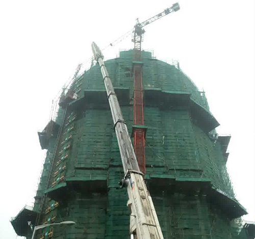 霍尔果斯吊车在工地上作业